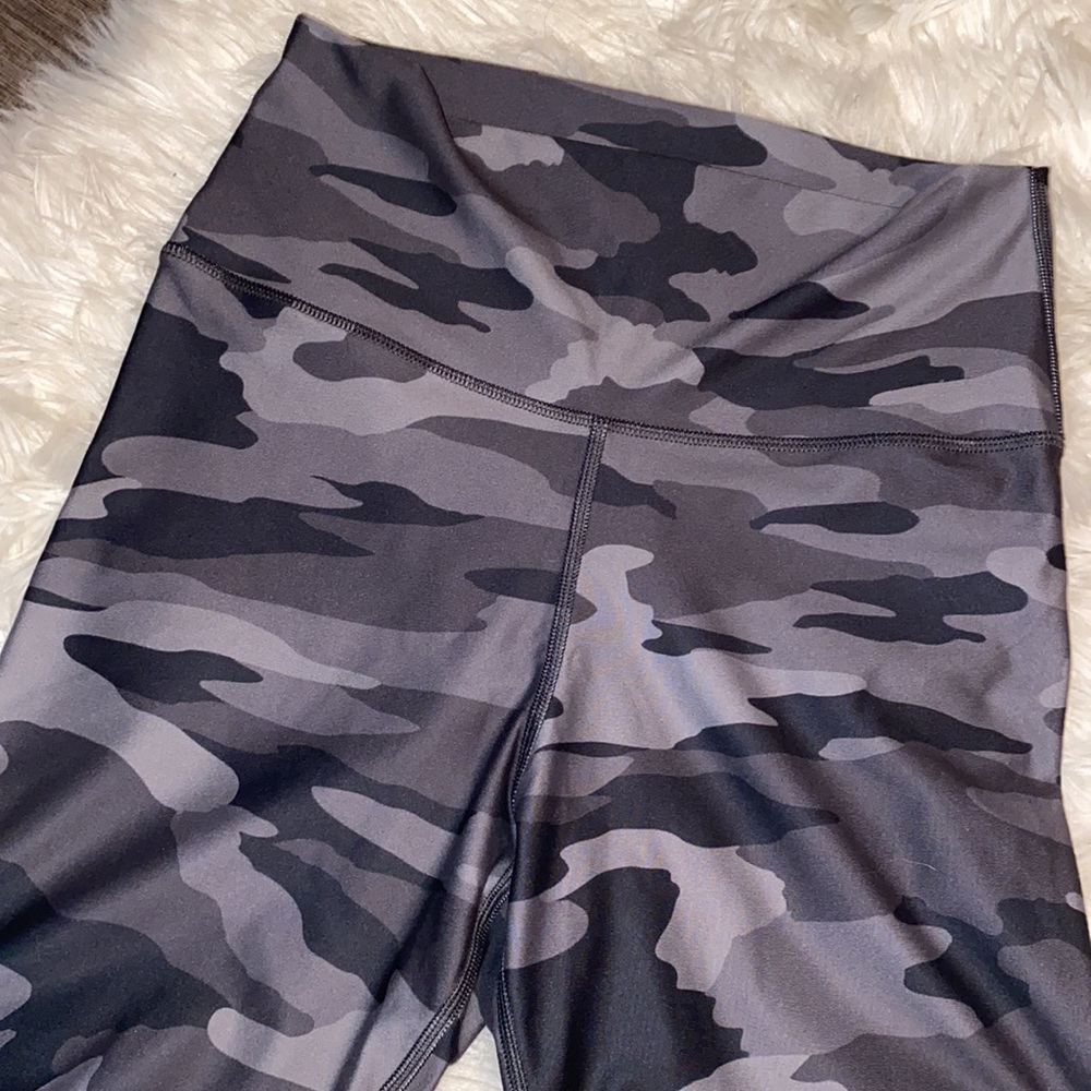 Aerie Black Gray Camo Large Biker Shorts - Picture 2 of 5